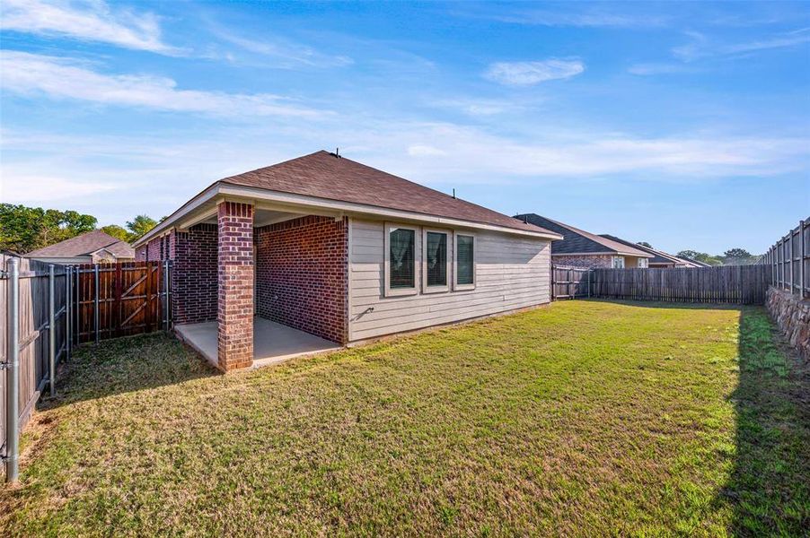Exterior details and patio area of a home in Azle Grove, Azle (Image 4).