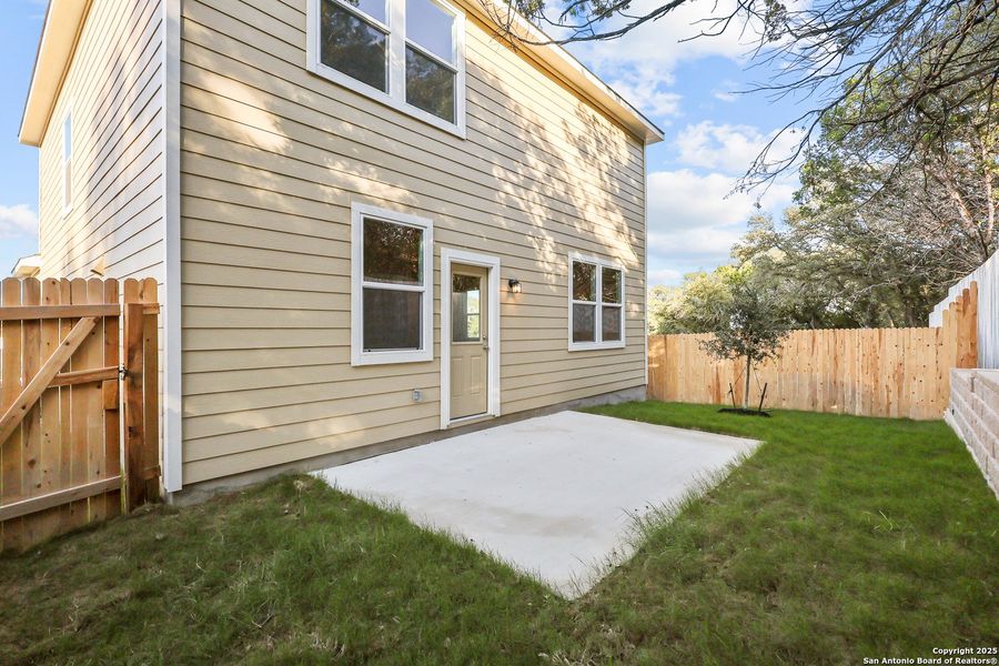 Exterior details and patio area of a home in Rosemont Hill, San Antonio (Image 3).