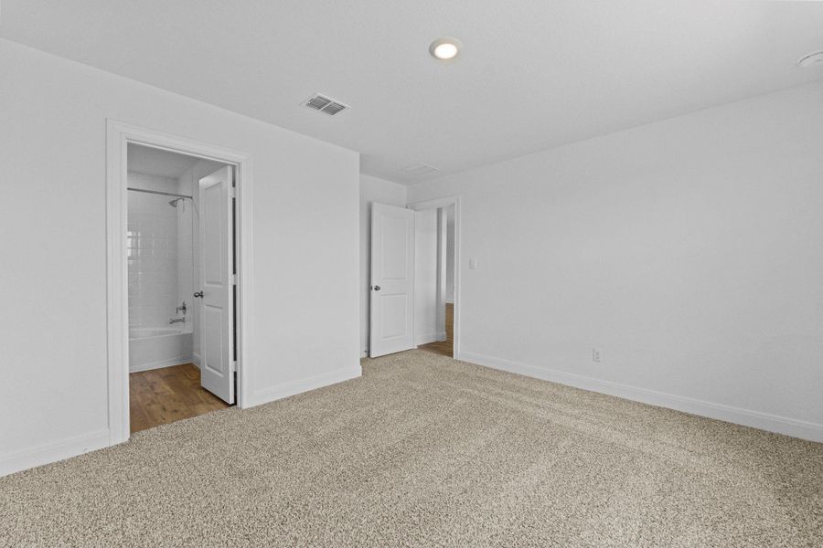 Spacious, unfurnished interior of a new home in Railhead, Cedar Creek (Image 24).