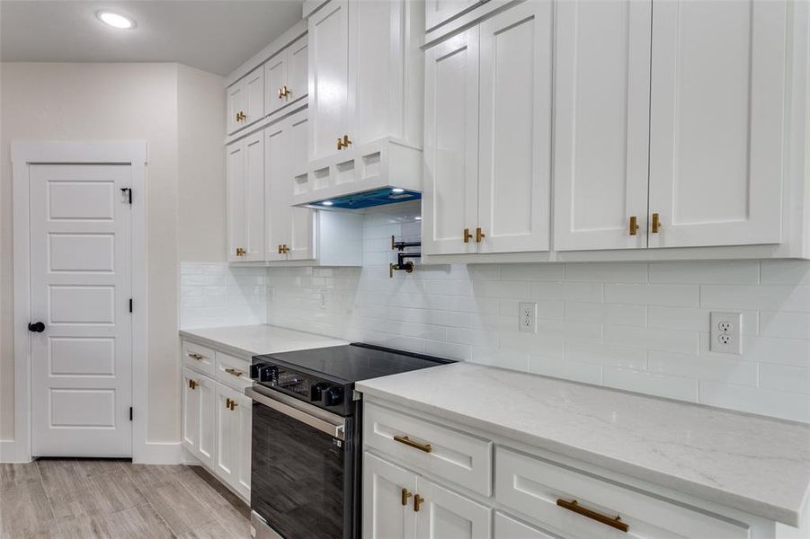 Furnished interior view inside a new home in , Fort Worth (Image 8).