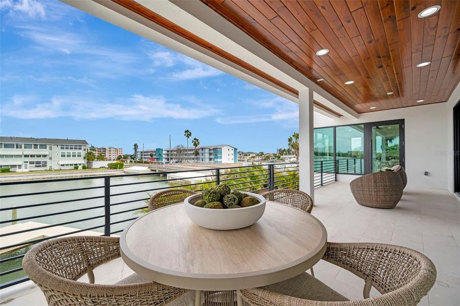 Exterior details and patio area of a home in , St. Petersburg (Image 32).