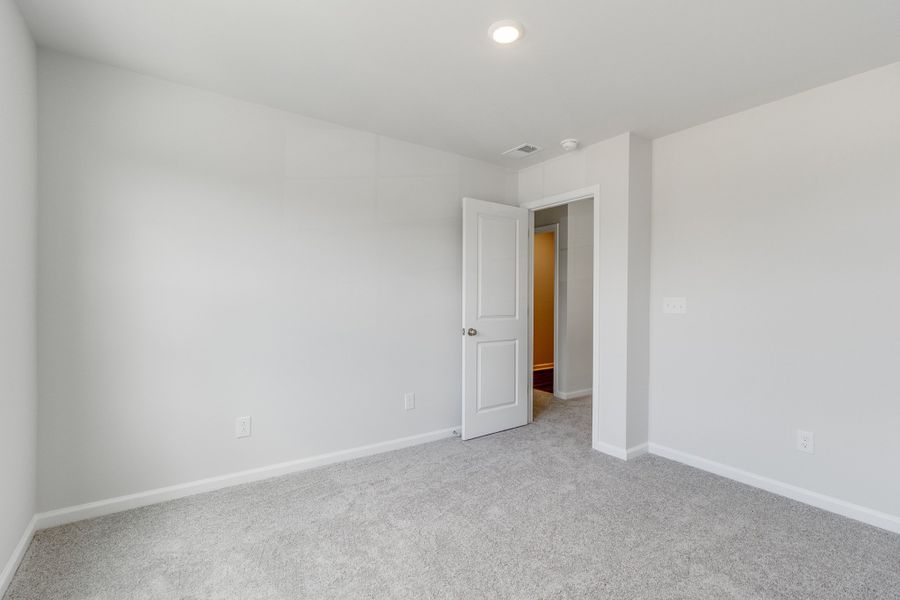 Spacious, unfurnished interior of a new home in Bluefield, Lexington (Image 29).