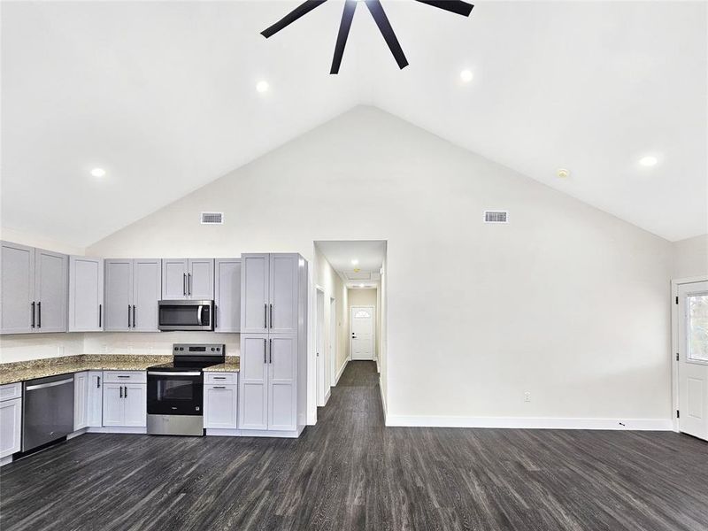 Spacious, unfurnished interior of a new home in , Malakoff (Image 12).