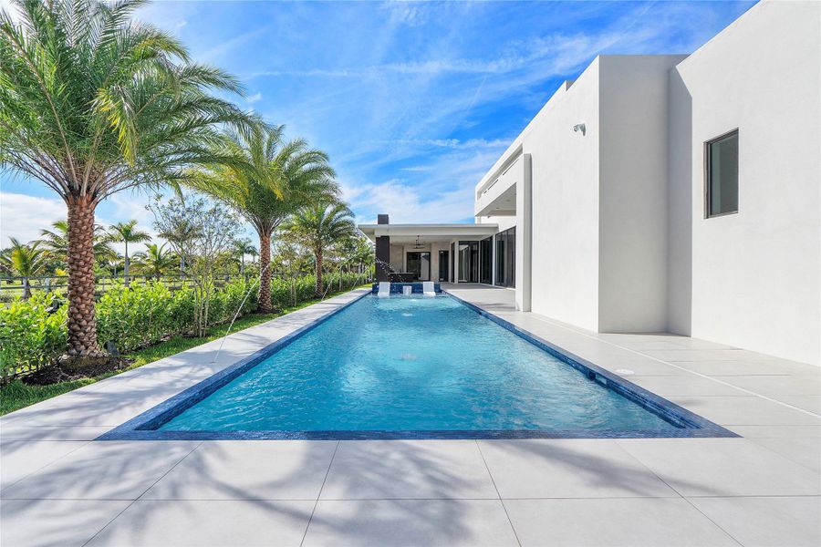 Exterior details and patio area of a home in , Plantation (Image 4).