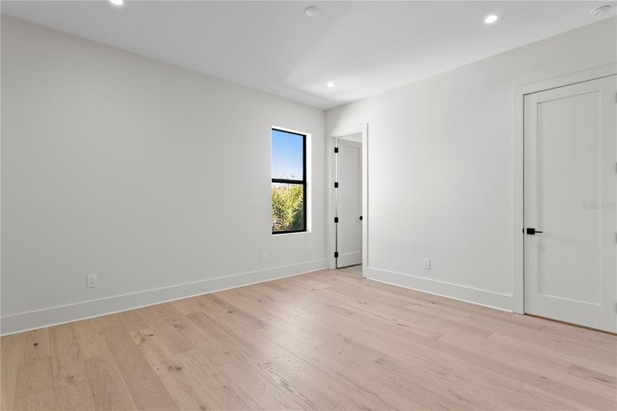 Spacious, unfurnished interior of a new home in , Tampa (Image 70).