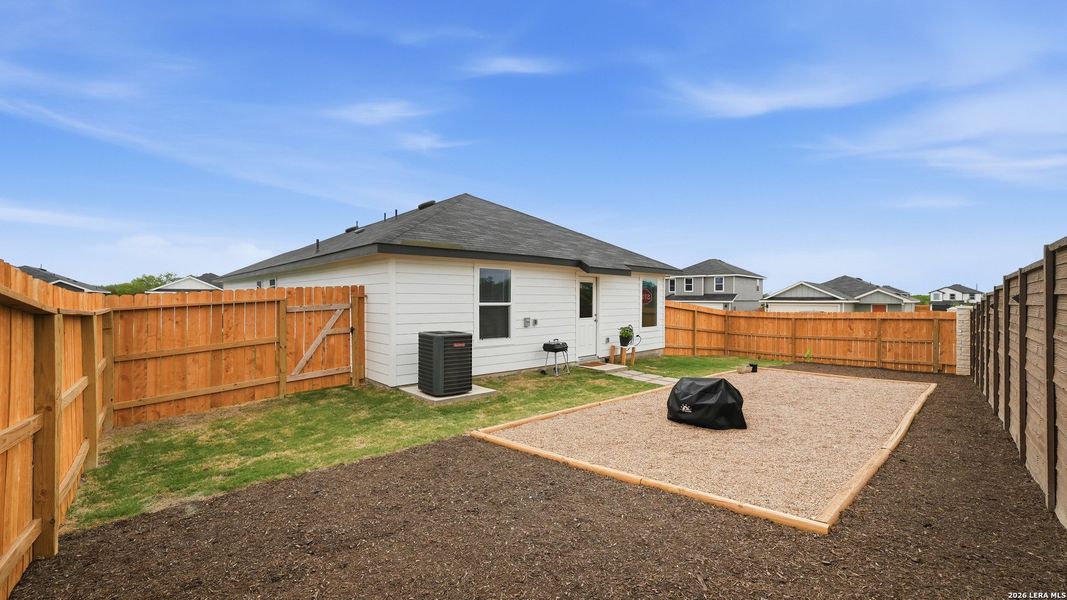 Exterior details and patio area of a home in Ladera, Luling (Image 27).