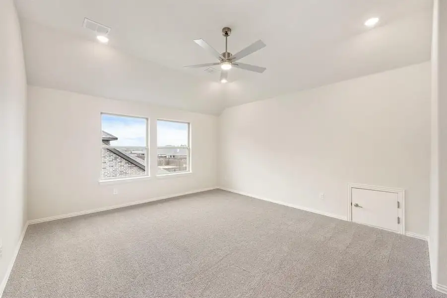 Spacious, unfurnished interior of a new home in Sunrise at Garden Valley, Waxahachie (Image 39).