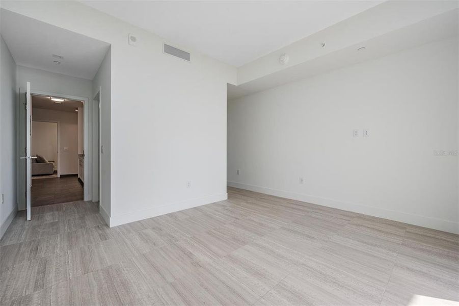 Spacious, unfurnished interior of a new home in The Ritz-Carlton Residences, Tampa (Image 25).