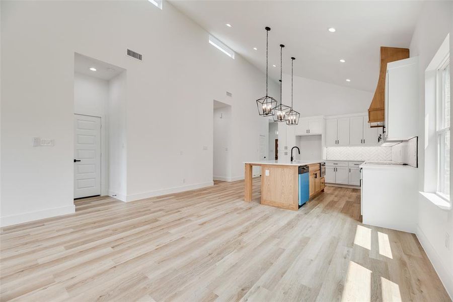Spacious, unfurnished interior of a new home in , Greenville (Image 24).