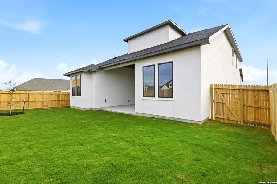 Exterior details and patio area of a home in Haby Hill 50s, San Antonio (Image 3).
