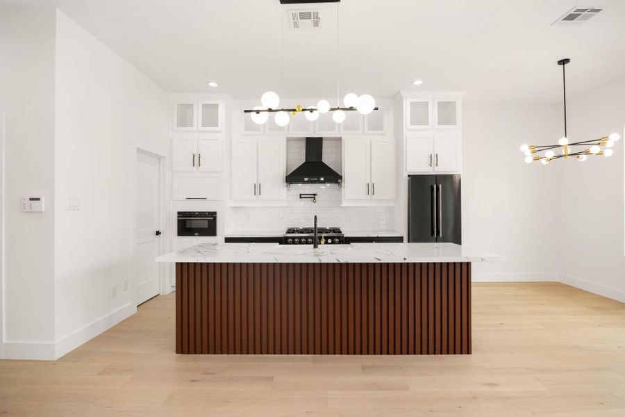 Expansive island provides additional prep and gatherng space.