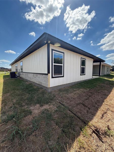 Exterior details and patio area of a home in , Navasota (Image 3).