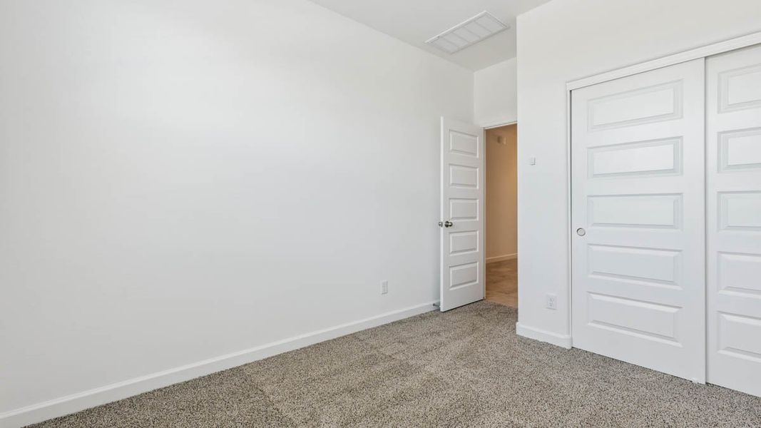 Spacious, unfurnished interior of a new home in Sorrento, Maricopa (Image 10).