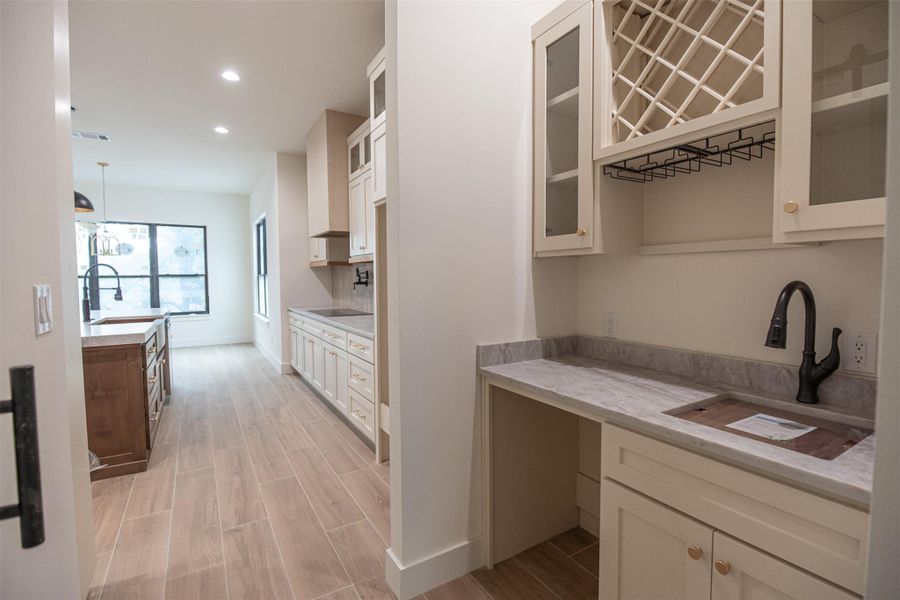 KITCHEN TO BUTLER'S PANTRY