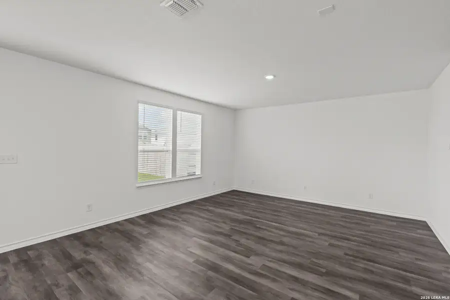 Spacious, unfurnished interior of a new home in Cinco Lakes, San Antonio (Image 15).