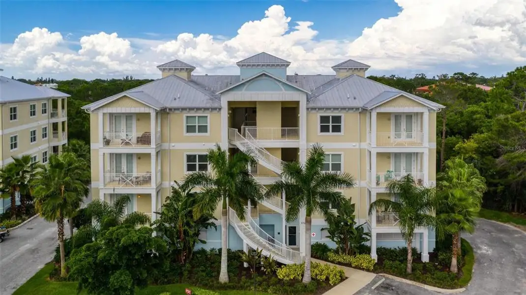 Condo located in Bradenton, FL showcasing its design and architecture (Image 3).