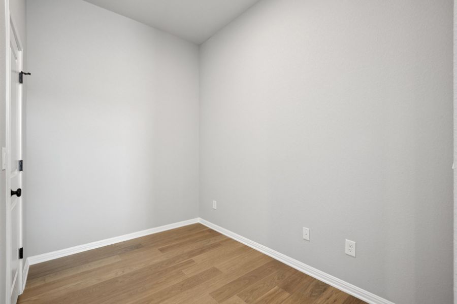Spacious, unfurnished interior of a new home in Porter Country, Buda (Image 17).