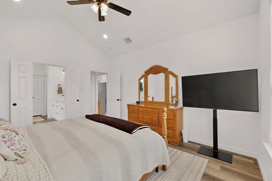 Vaulted ceiling with recessed lighting and ceiling fan