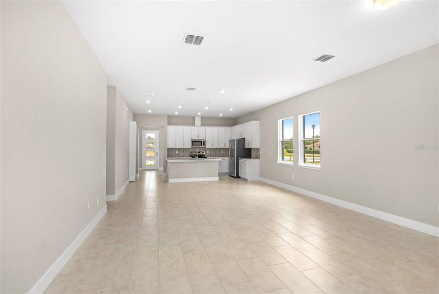 Spacious, unfurnished interior of a new home in Gray Hawk at Hole Two, Daytona Beach (Image 33).