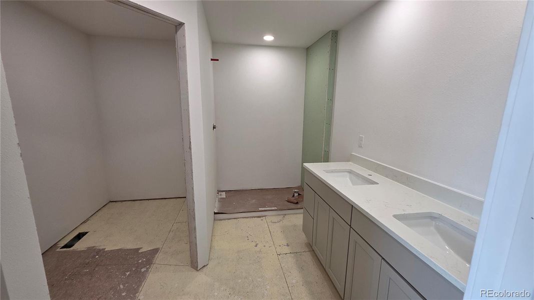 Ensuite Bath/walk in closet Ensuite Bath/walk in closet