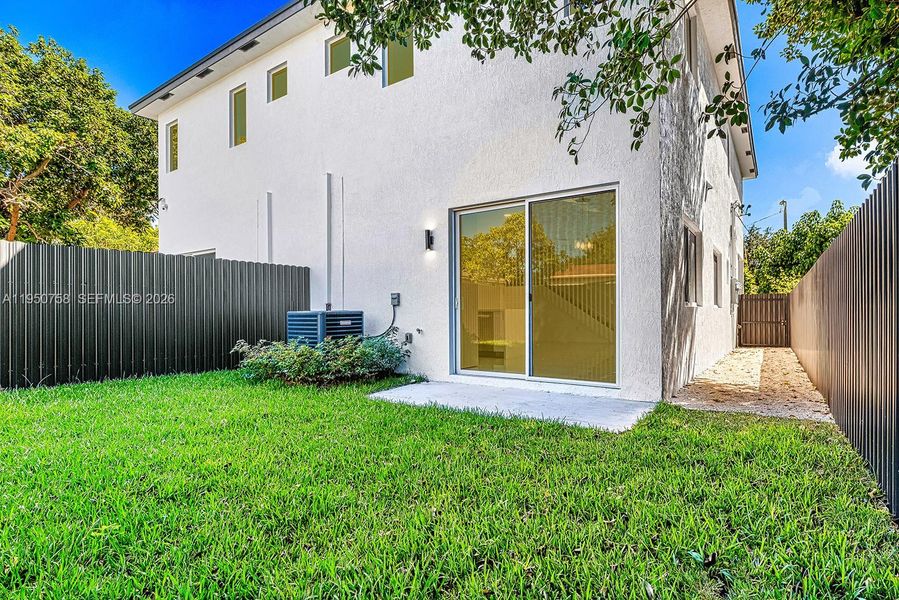 Exterior details and patio area of a home in , Miami (Image 23).