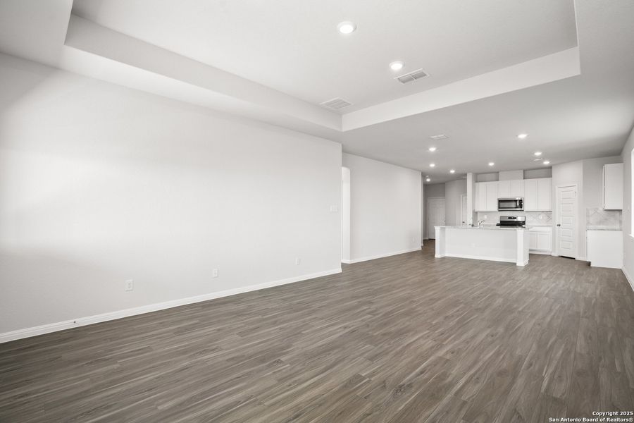 Spacious, unfurnished interior of a new home in Hunters Ranch, San Antonio (Image 24).