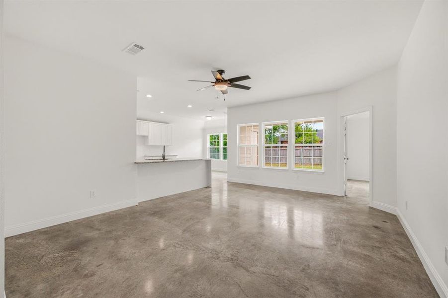 Spacious, unfurnished interior of a new home in , Weatherford (Image 14).