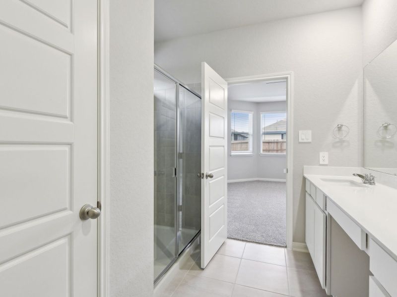 Primary suite bathroom in the San Jacinto floorplan at a Meritage Homes community.