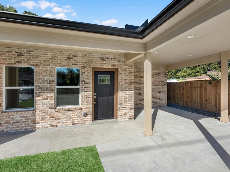 Exterior details and patio area of a home in , Houston (Image 19).