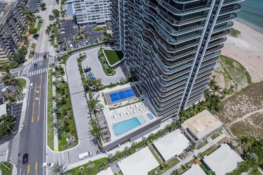 Condo located in Pompano Beach, FL showcasing its design and architecture (Image 32).