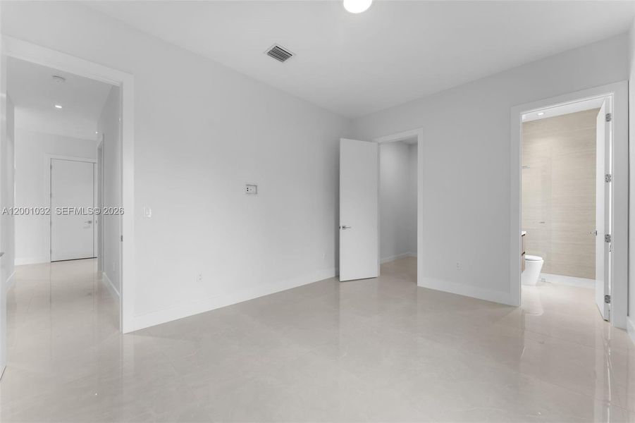 Spacious, unfurnished interior of a new home in , Cutler Bay (Image 36).