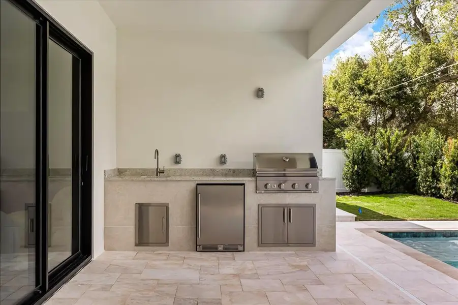Exterior details and patio area of a home in , Orlando (Image 4).
