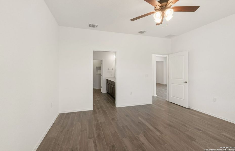 Spacious, unfurnished interior of a new home in Del Webb New Braunfels at Veramendi, New Braunfels (Image 15).