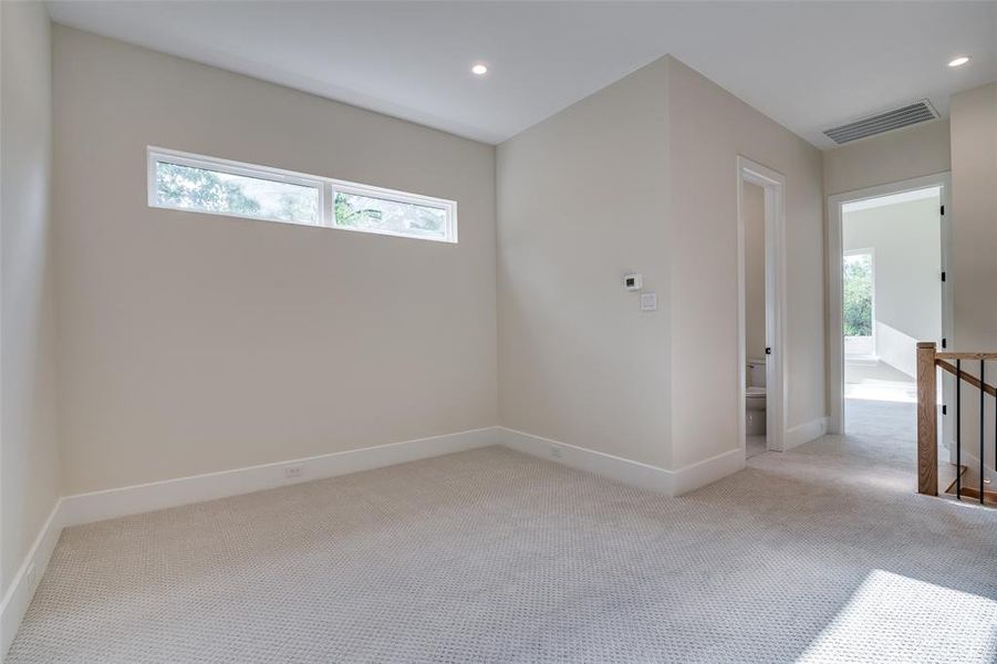 Spacious, unfurnished interior of a new home in , Richardson (Image 17).