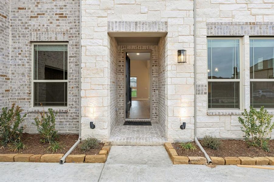 Exterior details and patio area of a home in Villages of Walnut Grove, Midlothian (Image 4).