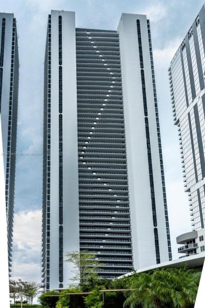 Condo located in Miami, FL showcasing its design and architecture (Image 26).