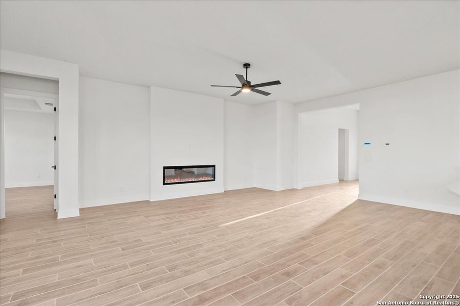 Spacious, unfurnished interior of a new home in Village at Three Oaks, Seguin (Image 17).