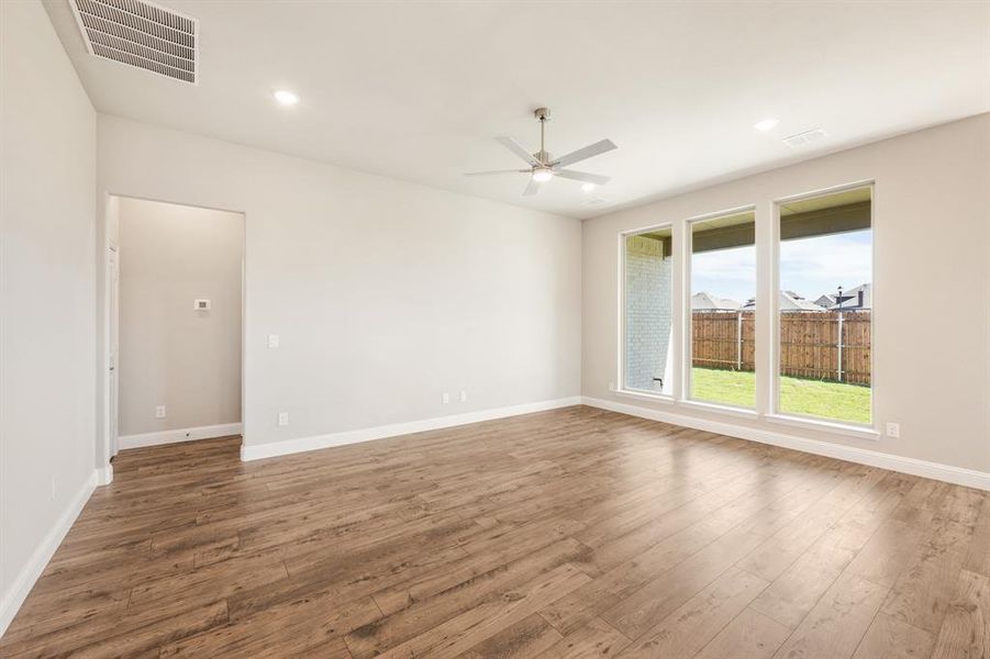 Spacious, unfurnished interior of a new home in Sunset Ridge, Alvarado (Image 26).