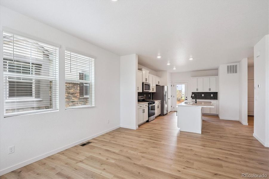 Spacious, unfurnished interior of a new home in Horizon Uptown, Aurora (Image 16).