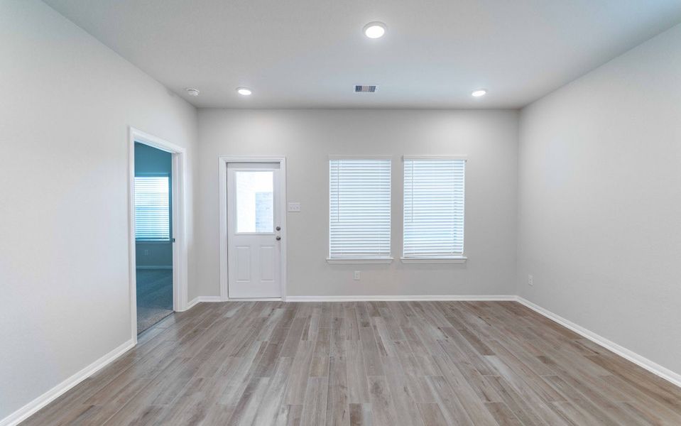 Spacious, unfurnished interior of a new home in Lago Mar, Texas City (Image 10).