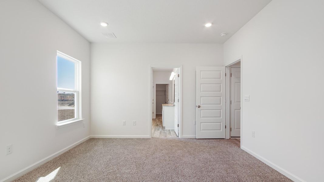 Spacious, unfurnished interior of a new home in Owl's Head East, Freeport (Image 17).