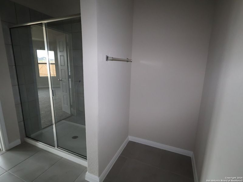 Spacious, unfurnished interior of a new home in Agave, San Antonio (Image 23).