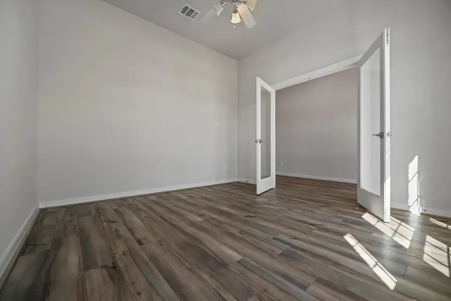 Spacious, unfurnished interior of a new home in Sunterra, Katy (Image 16).