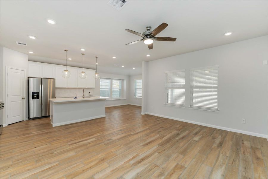 Spacious, unfurnished interior of a new home in Sunrise Cove, Texas City (Image 23).