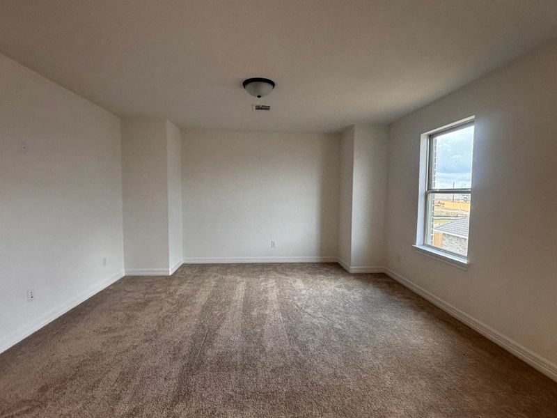 Spacious, unfurnished interior of a new home in Ashland, Angleton (Image 8).