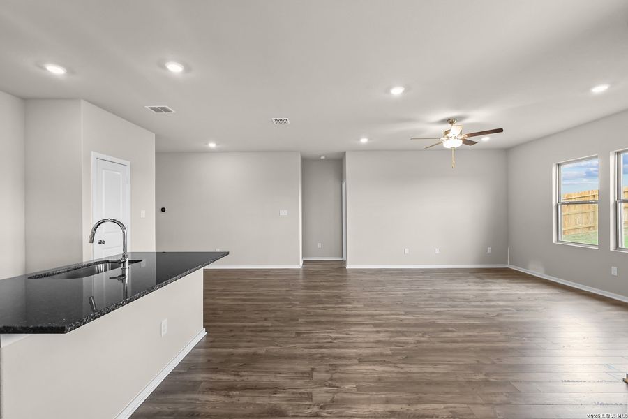 Spacious, unfurnished interior of a new home in Garden Grove, San Antonio (Image 35).