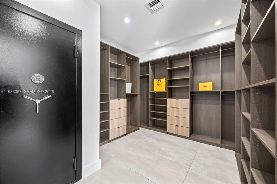 Furnished interior view inside a new home in , Fort Lauderdale (Image 68).