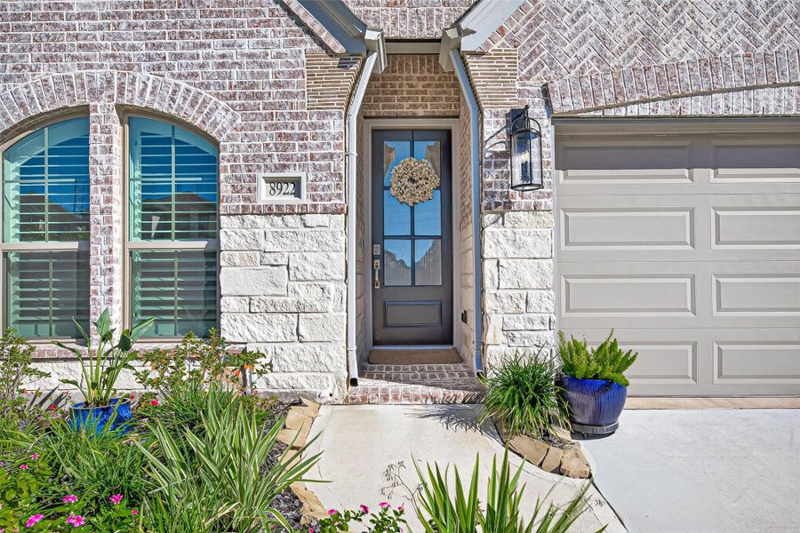 (Note: Photo is staged; property is currently vacant.) (Note: Photo is staged; property is currently vacant.)