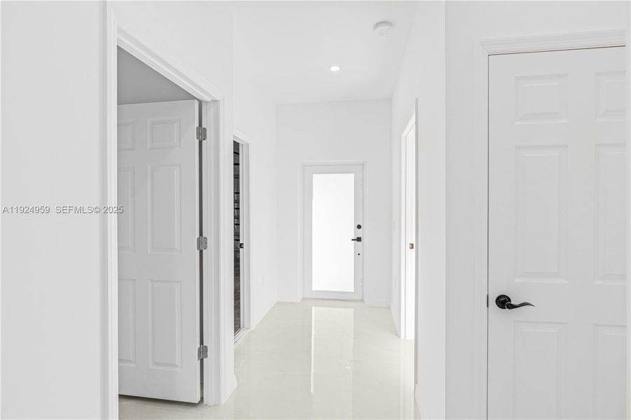 Spacious, unfurnished interior of a new home in , Lehigh Acres (Image 26).