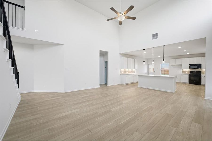 Spacious, unfurnished interior of a new home in Saddlebrook Estates, Waxahachie (Image 24). Spacious, unfurnished interior of a new home in Saddlebrook Estates, Waxahachie (Image 24).